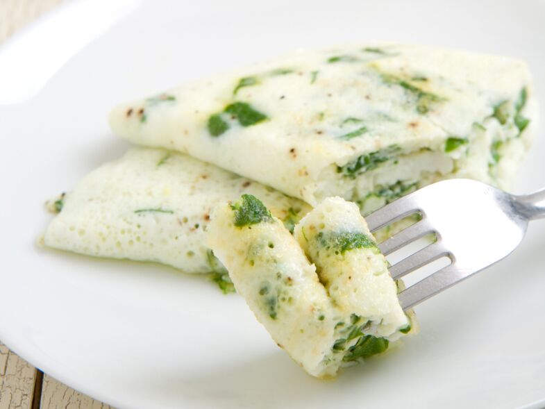 L'omelette protéinée classique aux herbes dans le régime aux œufs pour perdre du poids