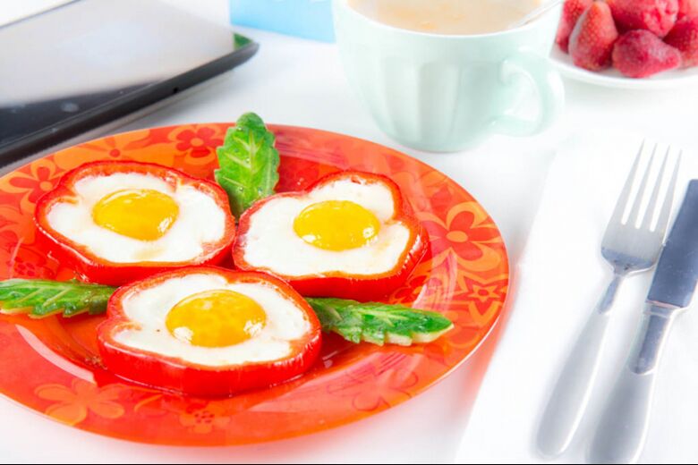 eggsufs frits au poivron - un plat copieux au menu du régime aux œufs